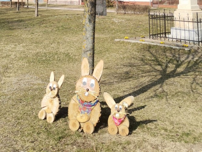Húsvéti dekoráció a faluközpontban