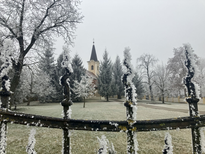 Gyönyörű a zúzmarás Győrsövényház