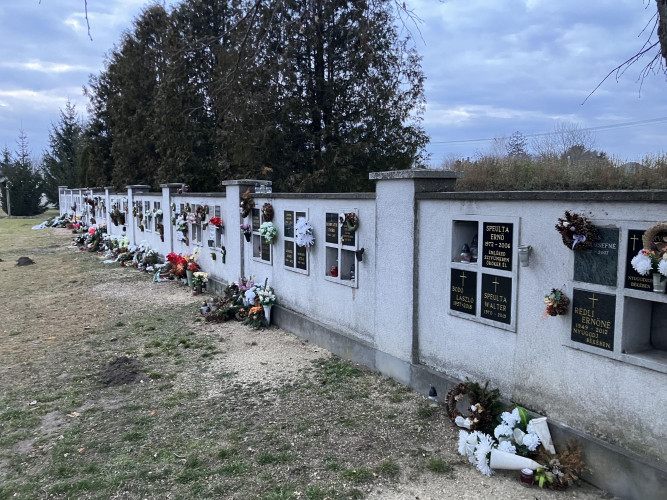 Győrsövényházi temető: térkőburkolat kerül az urnafal elé