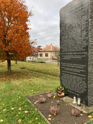 Koszorú az Emlékkőnél, mécses a Jó pásztor szobornál