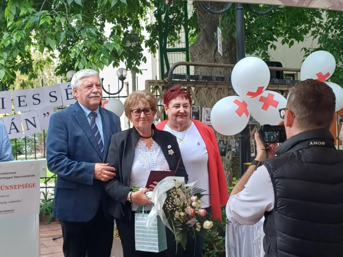 A Magyar Vöröskereszt kitüntette Hancz Lászlónét, a győrsövényházi alapszervezet vezetőjét