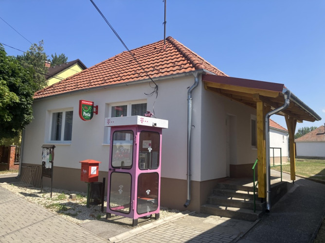 Újabb fejlesztés Győrsövényházon: előtető készült a postánál