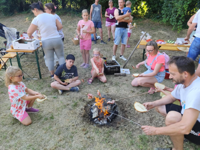 Nyárnyitó szalonnasütéssel zárták a tanévet Győrsövényházon