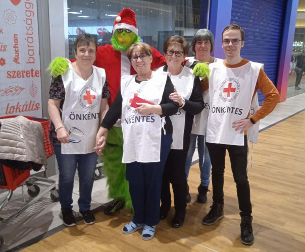 Több mint 300 kiló élelmiszert gyűjtött és osztott szét a győrsövényházi Vöröskereszt