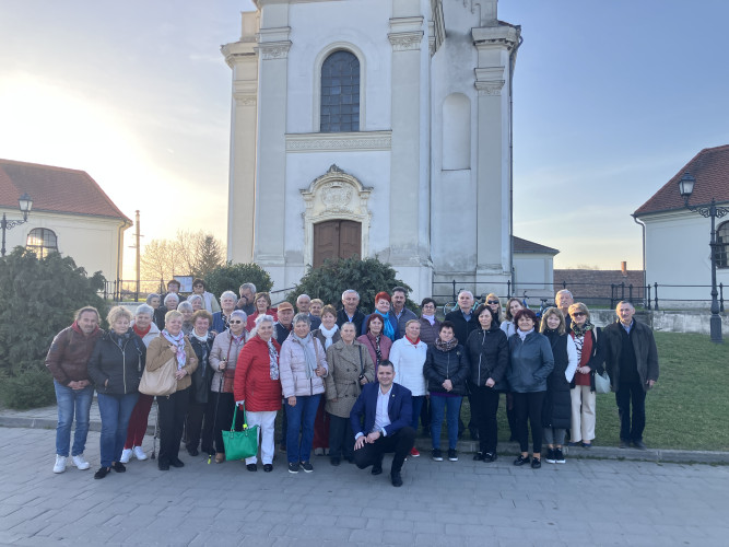 A győrsövényházi nyugdíjasok látták vendégül a királyrévi nyugdíjasokat.