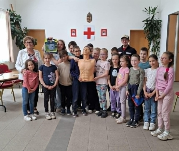 Újraélesztést tanultak a győrsövényházi iskolások