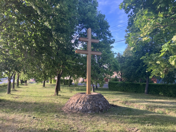 Új kettős kereszt került a parkba